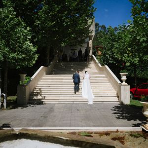 escalinata de los novios en el salon olivos de pazo do tambre