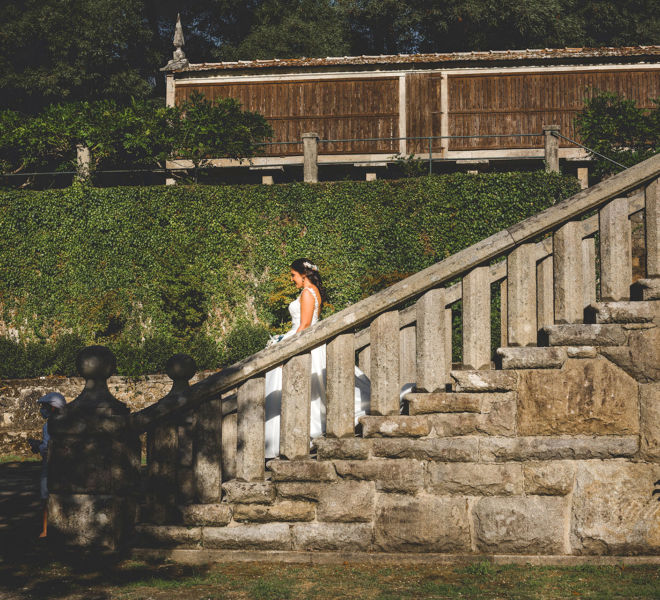 la novia descendiendo la escalinata del pazo para bodas