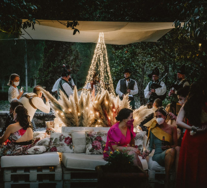 invitados boda zona chill out en jardines de pazo do tambre