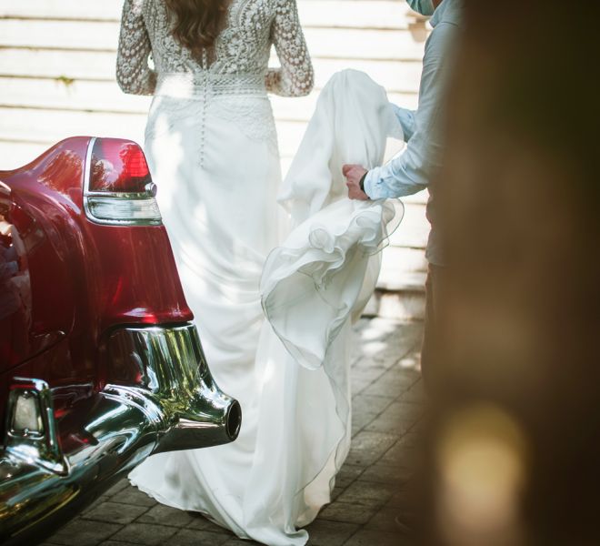colocando el vestido de novia salida coche antiguo para bodas pazo do tambre