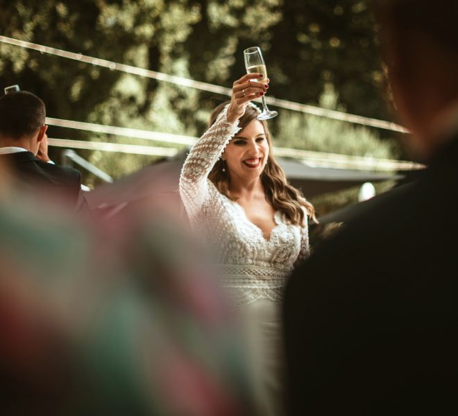 la novia alzando su copa para el brindis pazo do tambre