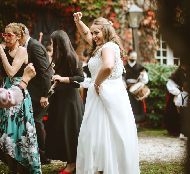 la novia disfrutando de los jardines boda otonal pazo santiago