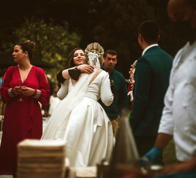 novia con los invitados en el aperitivo boda otonal en galicia