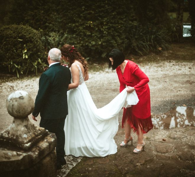 novia saliendo del pazo gallego hacia su boda otonal galicia