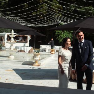 Los Novios En El Exterior Del Salon Olivos De La Finca Del Pazo