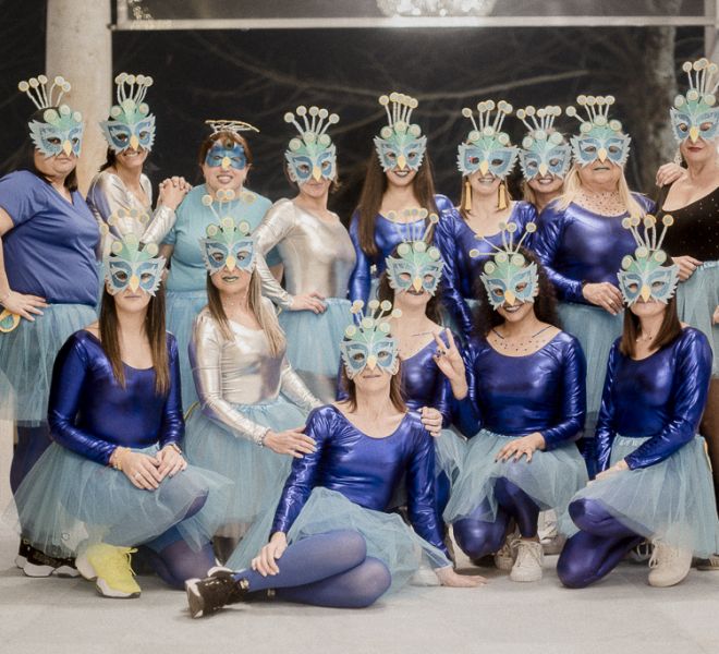 Comparsa Disfraz De Carnaval Amigos En Pazo Gallego Cerca De Santiago